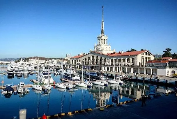 Паром Sea Bridge из Трабзона второй день стоит у берегов Сочи