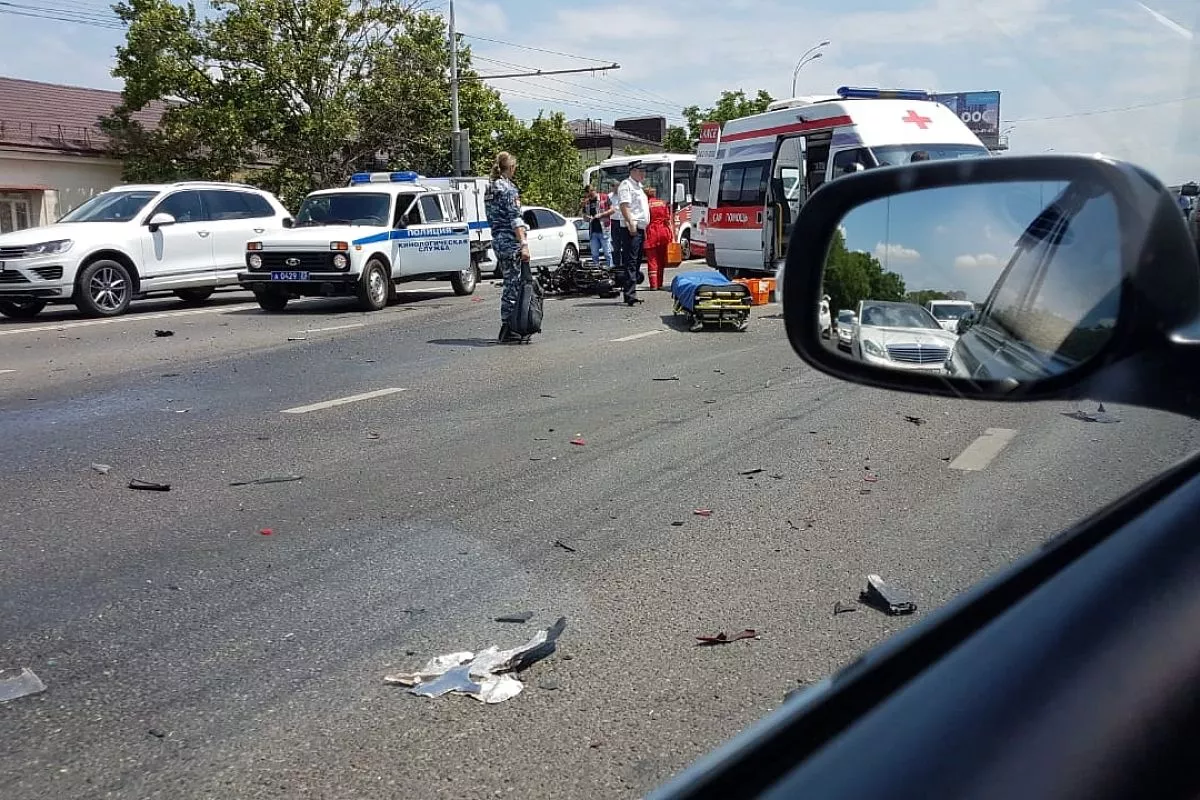ДТП с мотоциклом на Северном мосту в Краснодаре. 5 июня 2018 года. ДТП с мотоциклом на Северном мосту в Краснодаре. 5 июня 2018 года.