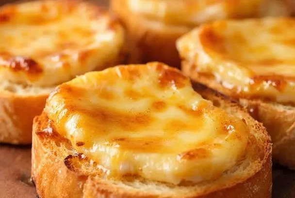 Золотистые и хрустящие брускетты с карамелизованным сыром: простой и вкусный рецепт