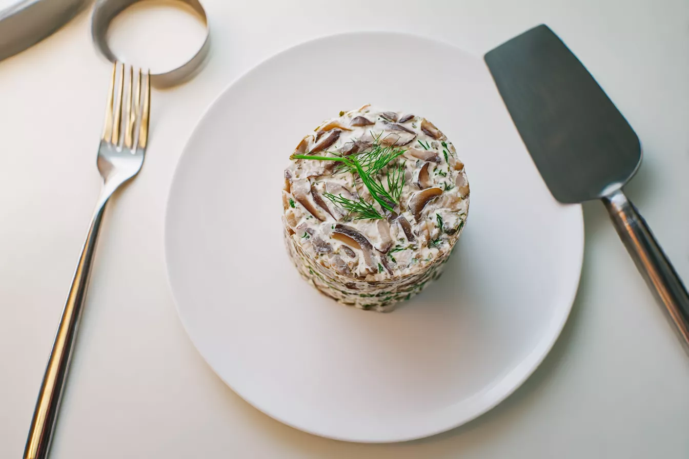 Салат из селёдки, грибов и лука: банкетный вариант без лишней возни