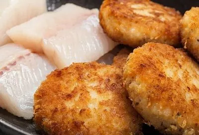 Едим рыбные котлеты - не оторваться: такие нежные, воздушные, и с идеальной корочкой 