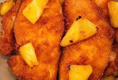 Для праздничного стола выбираю курицу и ананасы, чтобы приготовить отбивные в духовке. Результат — нежнейшие отбивные, которые легко разрезать вилкой