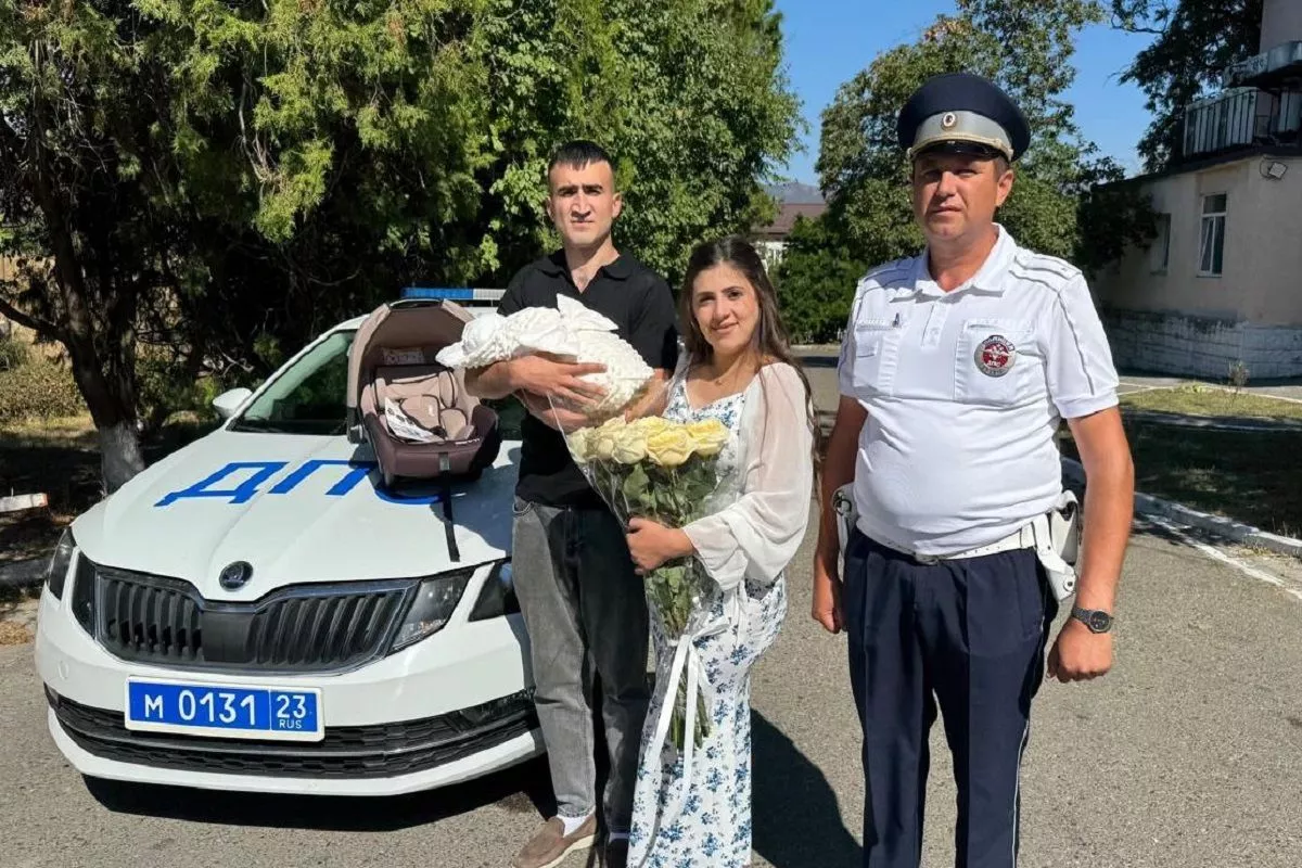 В роддом - с мигалками. В Новороссийске полицейский сопроводил машину с беременной в больницу