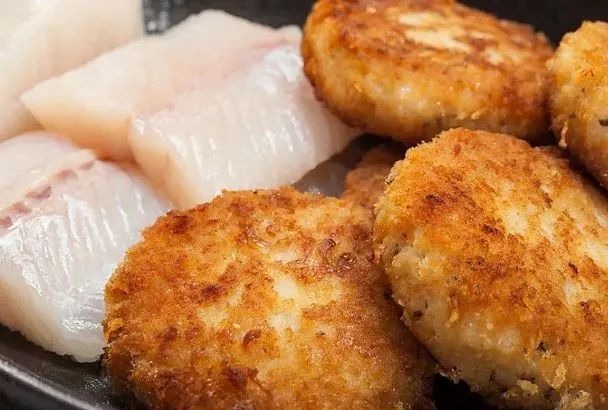 Едим рыбные котлеты - не оторваться: такие нежные, воздушные, и с идеальной корочкой 