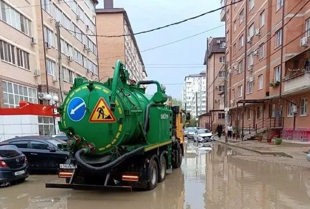 Улицы Краснодара подтопило после дождя. Где работает водооткачивающая техника