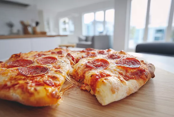 Домашняя пицца пепперони стала хрустящей и невероятно вкусной: тонкое тесто на воде и дрожжах дают идеальную корочку