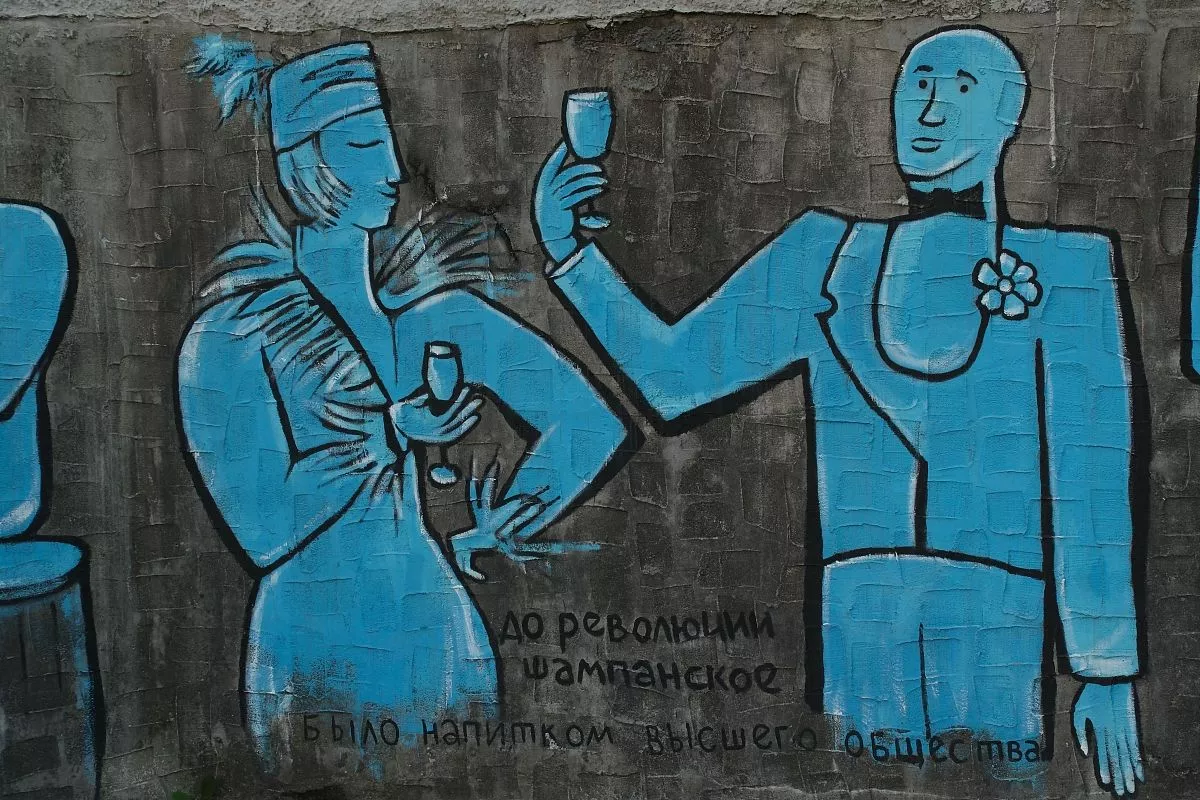 Гуляя по набережной, туристы могут ознакомиться с историей создания российского игристого напитка из винограда. Для этого можно совершить экскурсию по заводу или внимательно рассмотреть тематическое граффити. 