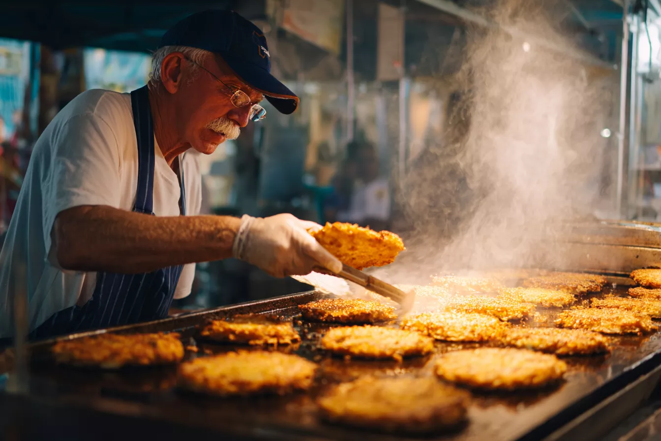 Драники «Карбонара»: рецепт с ароматной грудинкой и сливочным соусом