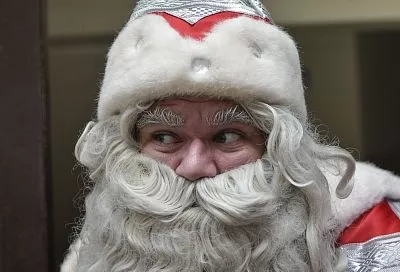 Мошенники начали использовать образы Деда Мороза и Снегурочки для обмана россиян