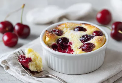 Французский клафути с вишней в микроволновке: воздушный десерт за 10 минут 