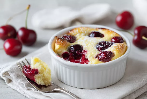Французский клафути с вишней в микроволновке: воздушный десерт за 10 минут 