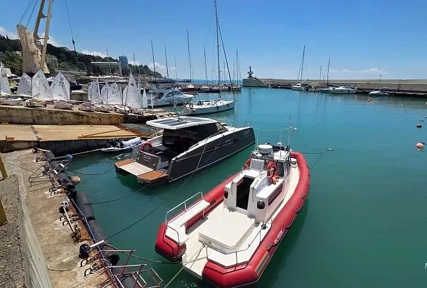 Спасатели вернули на берег унесенного в море сапсерфера в Сочи