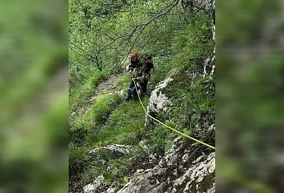 Спасатели эвакуировали мужчину, получившего травму ноги в горах Сочи