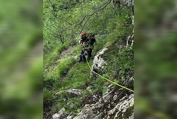 Спасатели эвакуировали мужчину, получившего травму ноги в горах Сочи