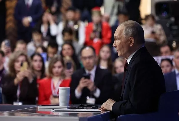 Путин заявил, что рождение детей должно становиться модным