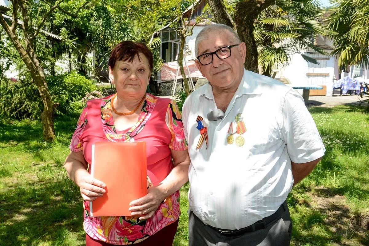 Забирая из рук поисковика заветную папку, внучка солдата Анна Петровна Рябуха не может сдержать слез. Этого дня их семья ждала долгие годы. Забирая из рук поисковика заветную папку, внучка солдата Анна Петровна Рябуха не может сдержать слез. Этого дня их семья ждала долгие годы.