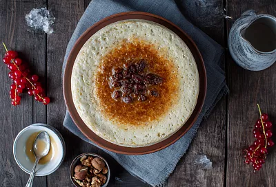 Гурьевская каша со сливочными пенками, орехами и фруктами