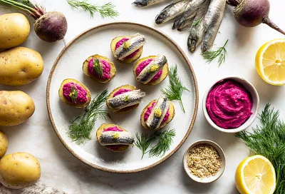 Запекаю свёклу, делаю крем на желтковом майонезе — и селёдка с картошкой выглядит как ресторанная закуска