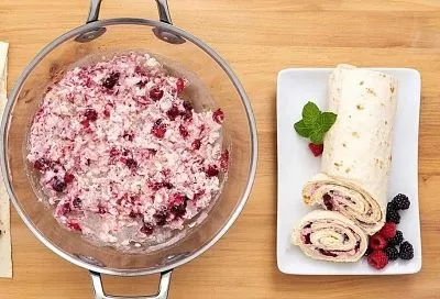 Сворачиваем рулет из лаваша с творогом - яркий десерт за 10 минут вместо скучных бутеров