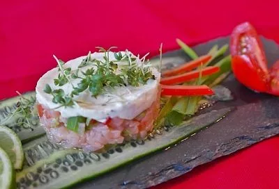 Рыбку нарезала, добавила огурец и зелень, сбрызнула лимоном и шикарный «морской» тартар готов! От этого салата мужчины сходят с ума