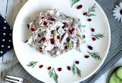 Нарезаю соломкой остатки новогодних закупок и получается самый модный салат Нежность! Молодежь от него за уши не оттянуть!