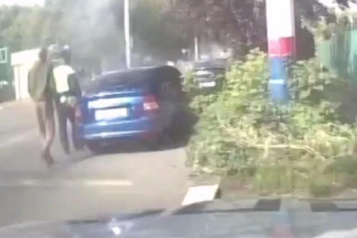 Загоревшуюся на дороге иномарку помогли потушить полицейские в Армавире