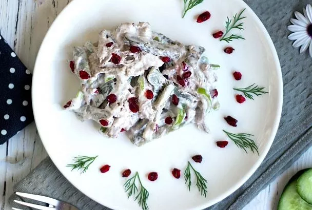 Нарезаю соломкой остатки новогодних закупок и получается самый модный салат Нежность! Молодежь от него за уши не оттянуть!
