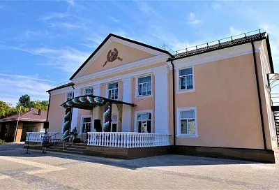 В станице Новопластуновской отремонтирован фасад ДК по нацпроекту