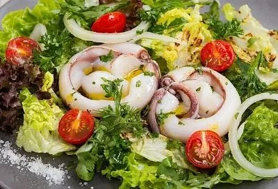 Приготовили Цезарь с кальмарами на Новый год, и не прогадали! Даже Оливье и Селедка под шубой отдыхают