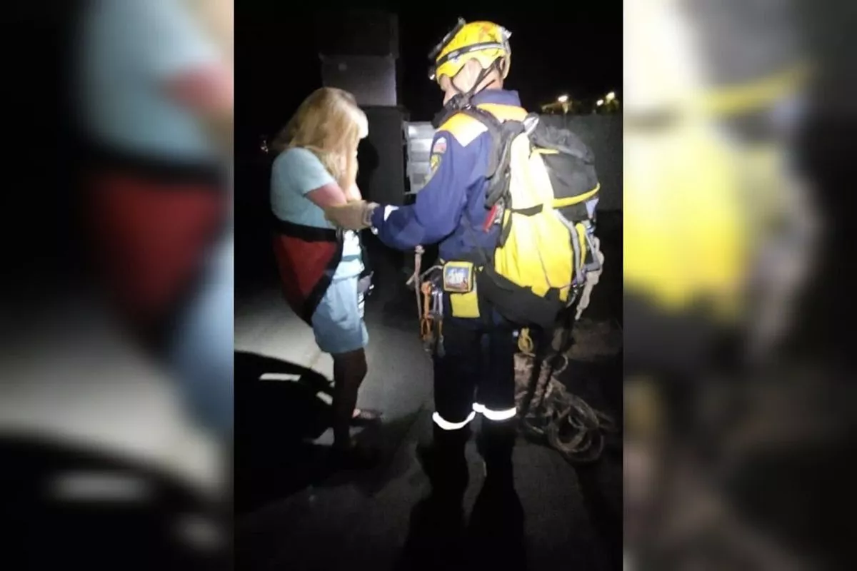 Спасатели спустили женщину с крыши 13-этажного дома в Сочи