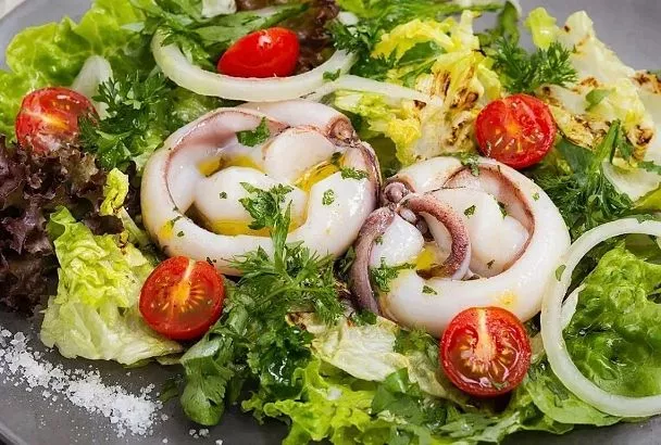 Приготовили Цезарь с кальмарами на Новый год, и не прогадали! Даже Оливье и Селедка под шубой отдыхают