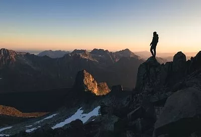 Альпинистка на пике Победы больше не подает признаки жизни