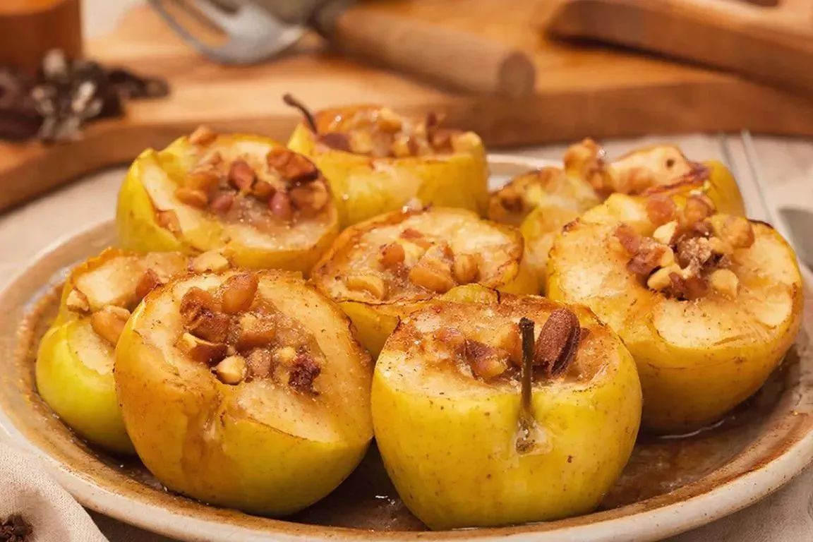 Яблочное чудо с мёдом и корицей: печём постный десерт, который согреет строгий Сочельник
