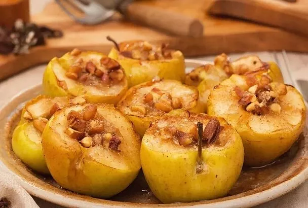 Яблочное чудо с мёдом и корицей: печём постный десерт, который согреет строгий Сочельник