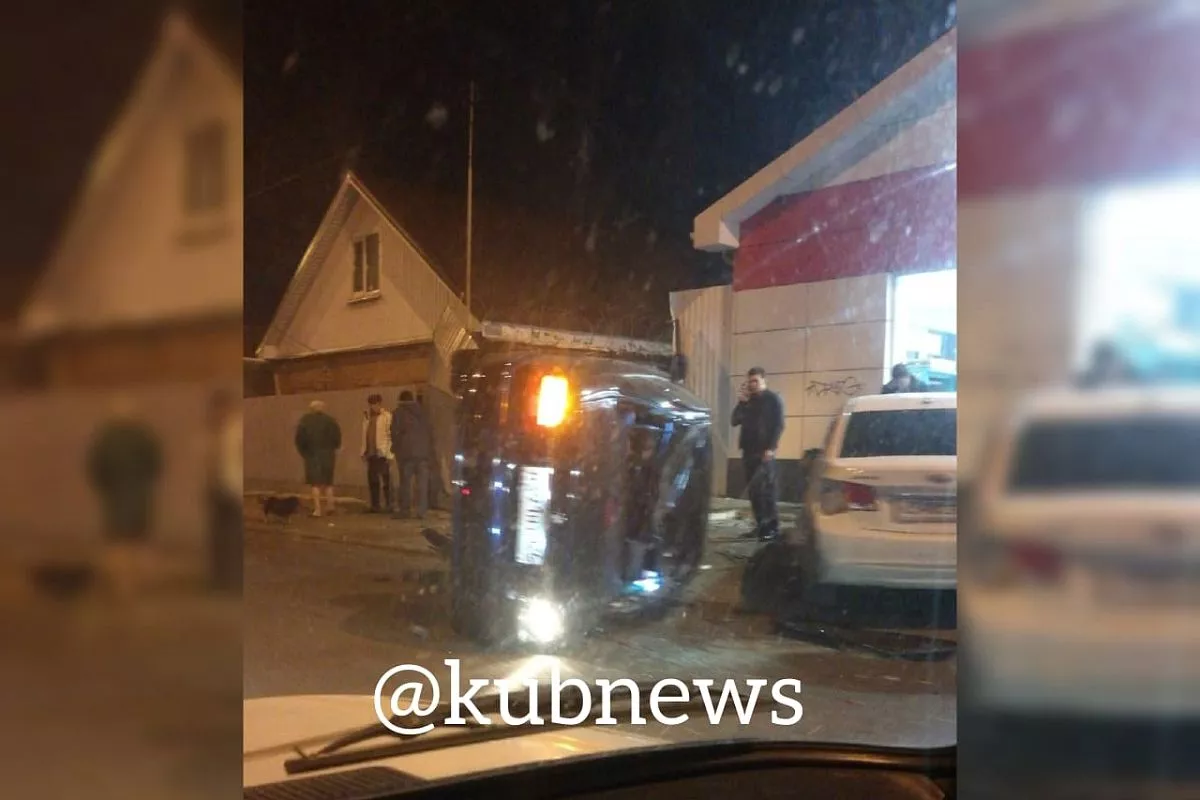 В Краснодаре водитель BMW перевернулся и снес забор