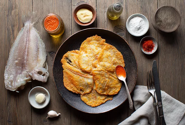 Рублю камбалу на куски с костями и через 15 минут на столе самая сочная жареная рыба