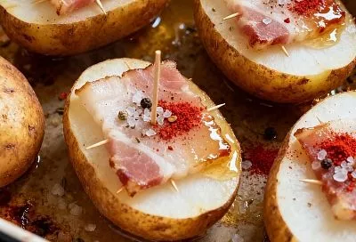 Простой рецепт картошки с салом в духовке — готовим сытно по-кубански