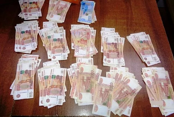 Более 1,2 млн рублей изъяли таможенники у туриста в Сочи на границе с Абхазией