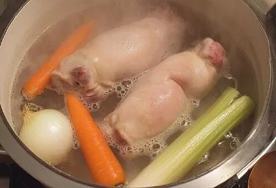 Самый экономичный способ сварить шикарный холодец - даже свекровь не найдет к чему придраться! Подробный рецепт приготовления