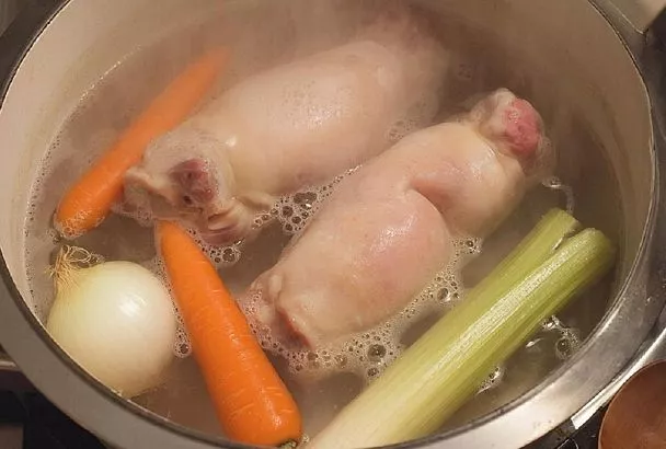 Самый экономичный способ сварить шикарный холодец - даже свекровь не найдет к чему придраться! Подробный рецепт приготовления