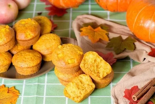Эти тыквенные маффины с кленовой глазурью готовятся легко, а покоряют с первого кусочка  