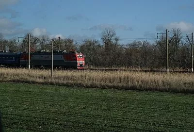 Пассажирский поезд протаранил выехавшую на пути легковушку в Краснодарском крае. Есть пострадавшие