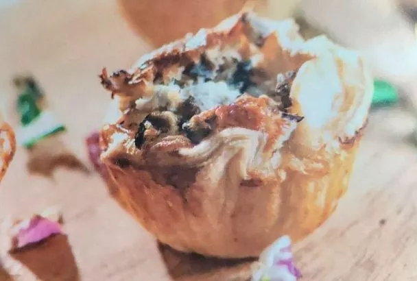 Беру готовое тесто и в формочку: через 15 минут порционные киши с курицей и грибами на столе – все продукты под рукой