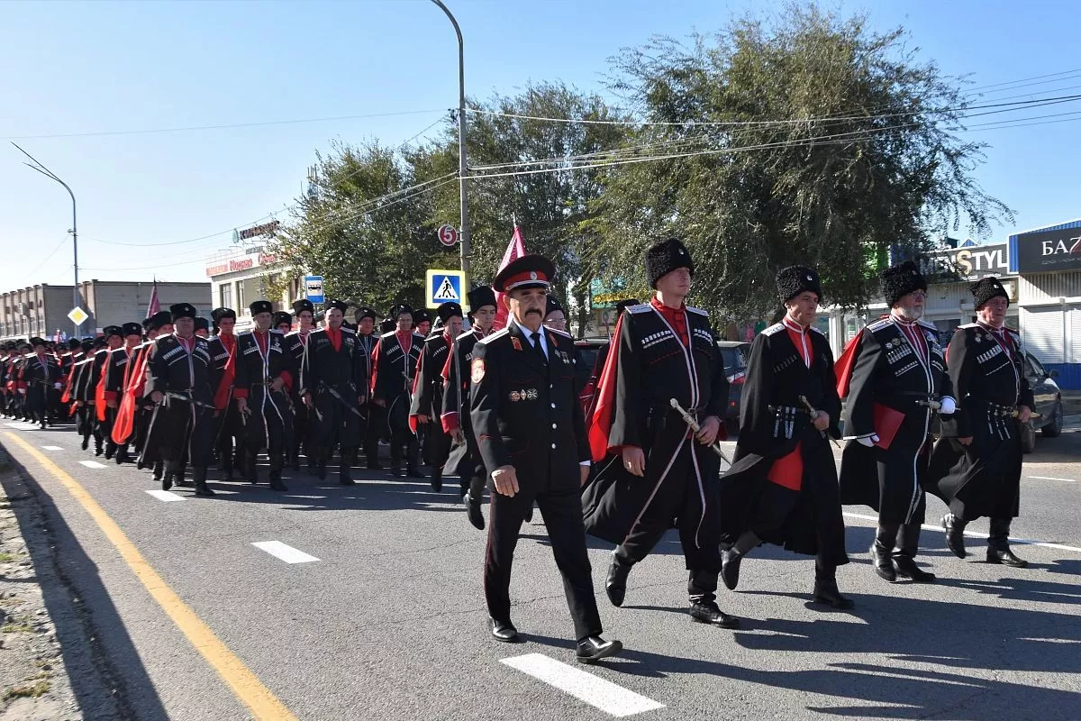 В казачье общество Иван Безуглый вступил в сентябре 1991 года. Принял присягу 2 мая 1992 года.