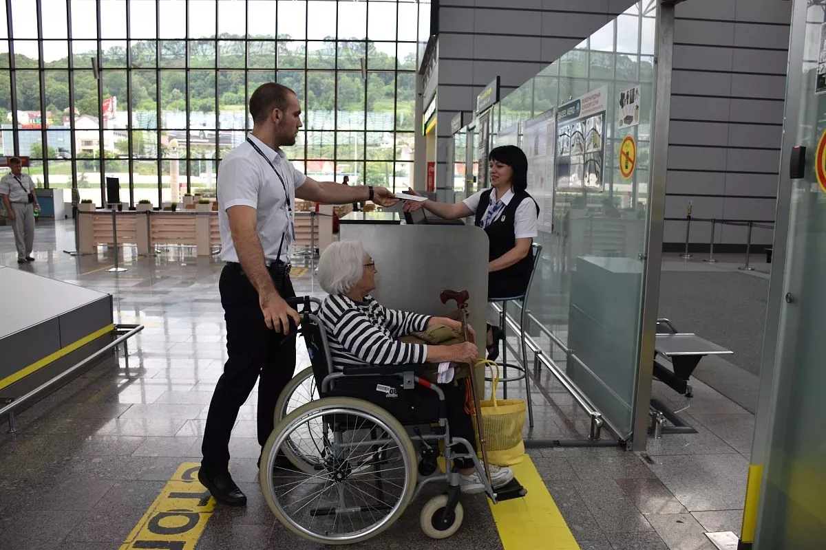 Программа "доступная среда" реализуется в сочинском аэропорту с 2011 года