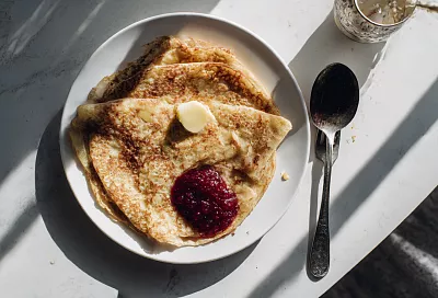 Яблочные блины на молоке: нежный завтрак без хлопот