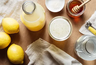 Смешиваю лимонный сок с мёдом и сывороткой — и через 3 дня получается домашняя «пробиотическая газировка»