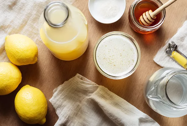 Смешиваю лимонный сок с мёдом и сывороткой — и через 3 дня получается домашняя «пробиотическая газировка»