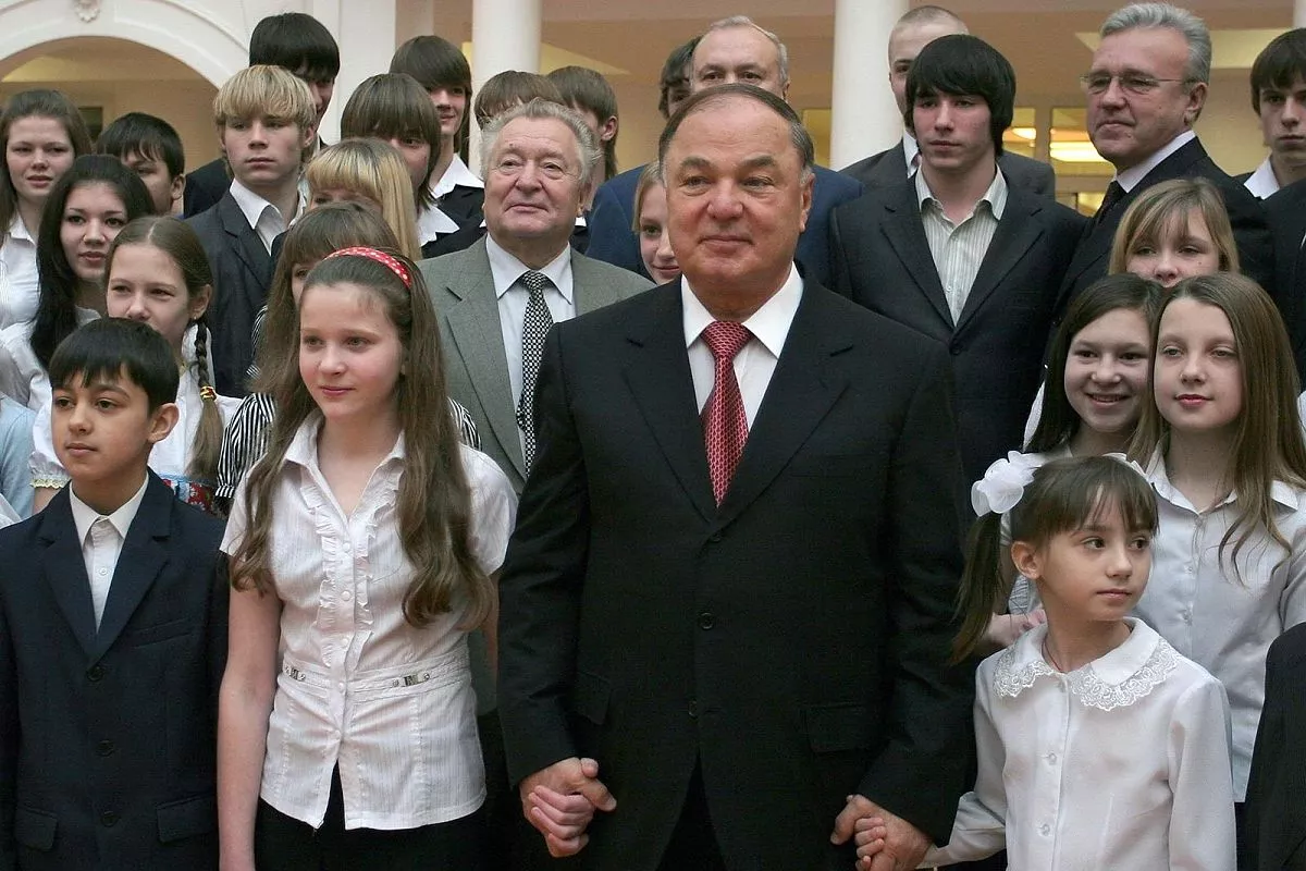 Хазрет Совмен в детском доме Хазрет Совмен в детском доме