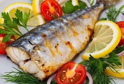Сочная скумбрия, приготовленная методом припускания за 10 минут: полезный и вкусный рецепт